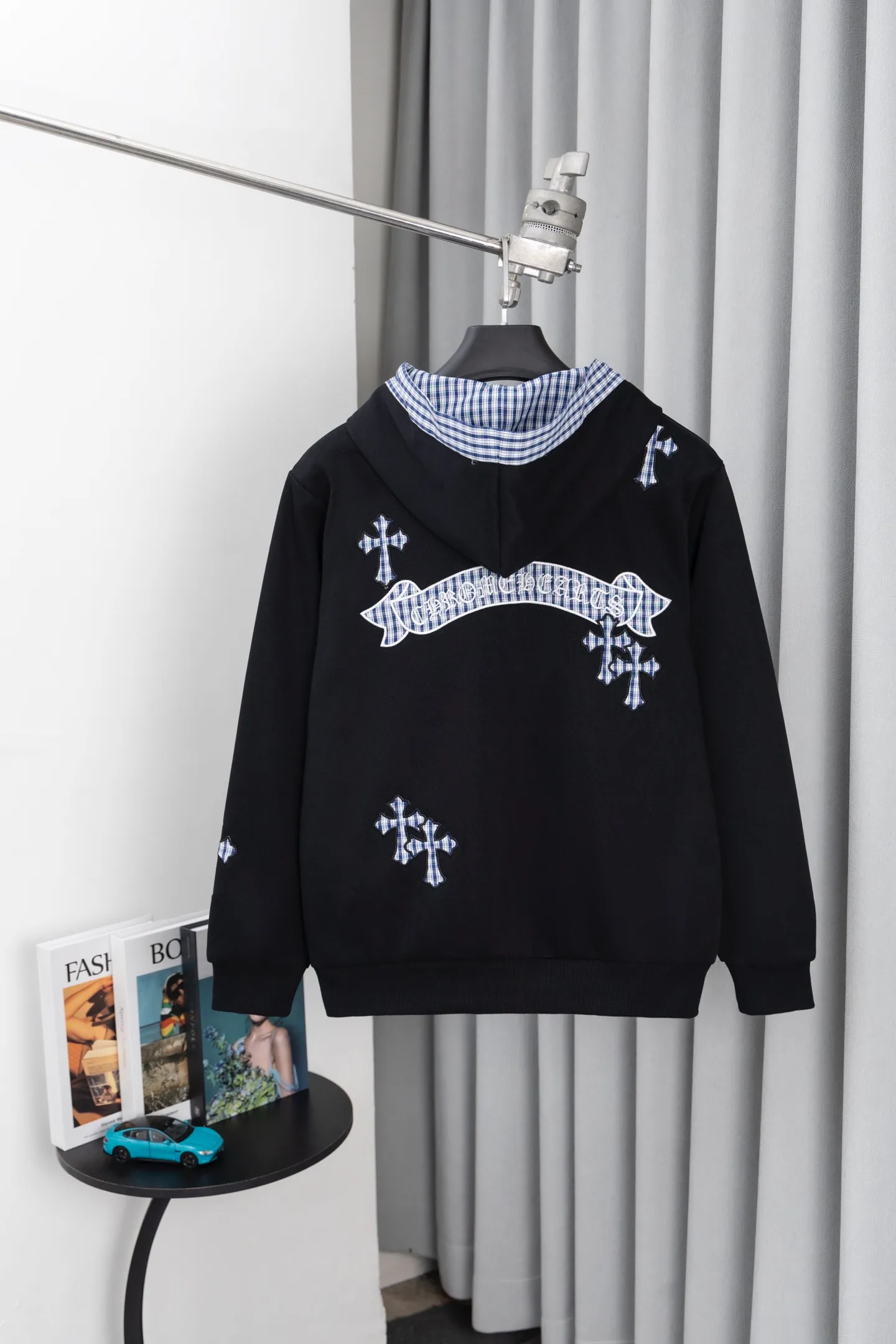 P330 Style No.: S016 𝗖𝗵𝗿𝗼𝗺𝗲 𝗛𝗲𝗮𝗿𝘁𝘀/Cro Xin 2025 washed and burnt patch embroidered autumn and winter new original single counter American patchwork 3D three-dimensional couple casual cardigan plus velvet sweatshirt 👑The highest version! Customized fabric 480g tripe terry fabric! American acid-washed and distressed original fabric, laser burning + patch embroidery, exquisite embroidery of letters! The best-selling model in the counter, very comfortable to wear. Accessories: original molded and authenticated collar label➕100% silk wash label. Genuine purchase-grade original hangtag➕matching hanging rope➕3D hanging beads➕original packaging bag. Craftsmanship: The original version has consistent wiring! The highest version of the armhole matching technique! Color: Black Size: S-XL